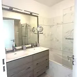 Apartmán 2 Bedroom Flat With Garden In