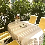 2 Bedroom Flat With Garden In *