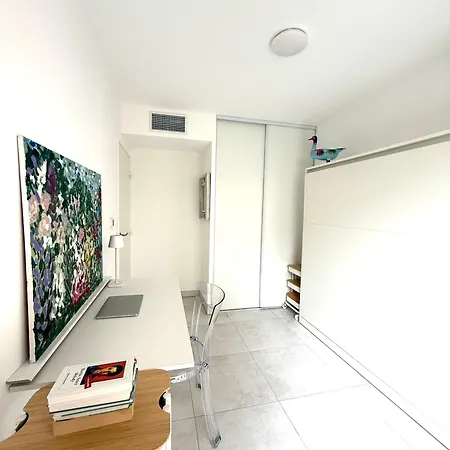 Apartmán 2 Bedroom Flat With Garden In *