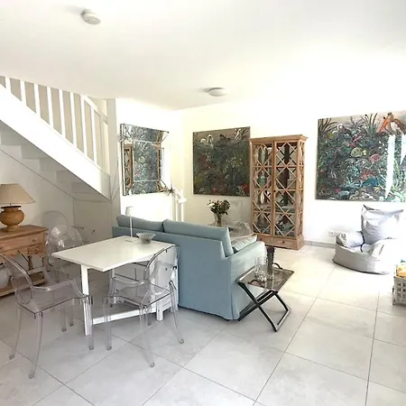 2 Bedroom Flat With Garden In *
