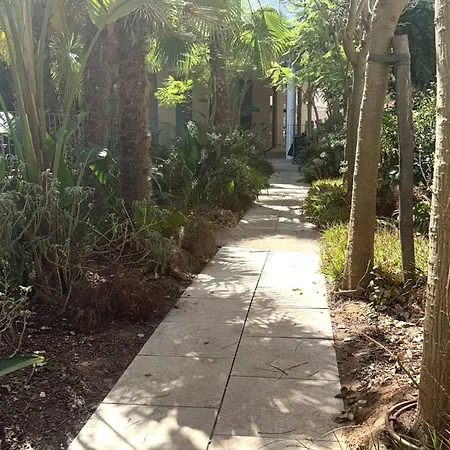 Apartmán 2 Bedroom Flat With Garden In Antibes