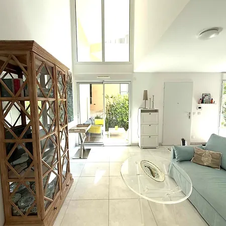 2 Bedroom Flat With Garden In Διαμέρισμα